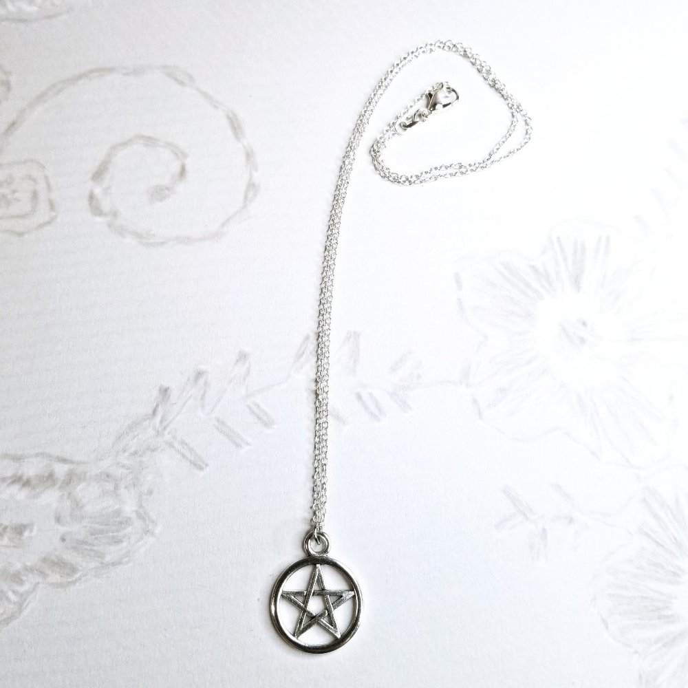 Small Silver Pentagram Necklace + 925 Chain - Picture 4 of 4
